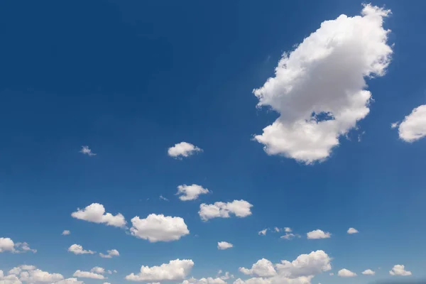 Banyak Awan Langit Biru Disusun Secara Acak Satu Awan Jauh — Stok Foto