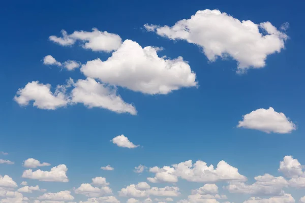 Πολλά Άσπρα Σύννεφα Των Ενδιαφερόντων Σχημάτων Ενάντια Ένα Μπλε Ουρανό — Φωτογραφία Αρχείου