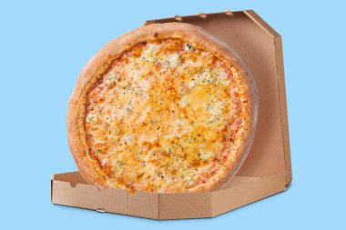 Peynirli ve domatesli İtalyan vejetaryen pizzası, açık bir kutuda, arka planda, teslimat konsepti.