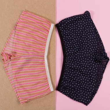 hippi mavi ve pembe kadın şortu ya da külot, pembe ve bej arka plan, konsept, düz yatış