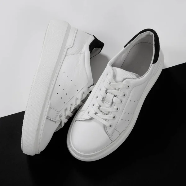 Λευκό Unisex Sneakers Λευκό Και Μαύρο Φόντο Concept — Φωτογραφία Αρχείου