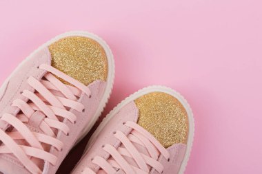 Pembe ayakkabılar. Pembe arka plan, fotokopi temposu, konsept.