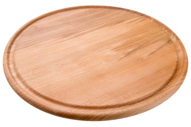 Beyaz arka planda pizza ya da diğer yiyecekleri servis etmek için yuvarlak ahşap tahta.