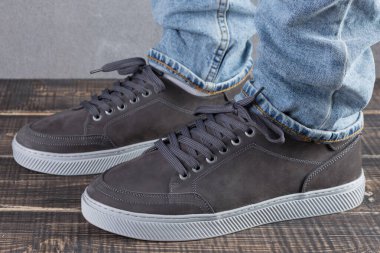 Gri deri ayakkabılı erkek bacakları, kavram, kenar görüş