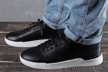 beyaz tabanlı siyah deri erkek ayakkabıları, yan görünüş, kavram