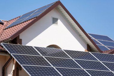 Yenilenebilir enerji kavramı, evin çatısındaki güneş panelleri, temiz enerji, alternatif enerji kaynakları, yakın çekim.