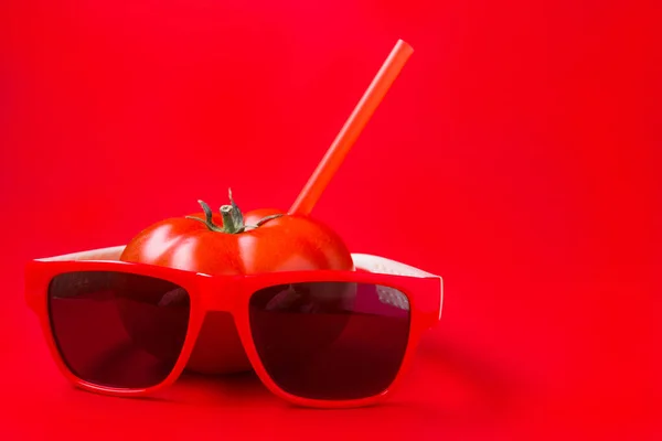 Tomate Rouge Mûre Avec Une Paille Des Lunettes Soleil Concept — Photo