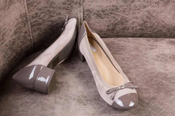 Hermosos Zapatos Mujer Con Inserciones Barnizadas Encuentran Sofá Marrón Moda — Foto de Stock