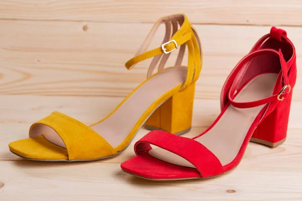 Zwei Weibliche Stöckelschuhe Gelb Und Rot Stehen Auf Holzbrettern Modekonzept — Stockfoto