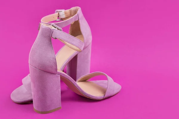 Par Zapatos Tacón Alto Color Rosa Femenino Pie Sobre Fondo — Foto de Stock