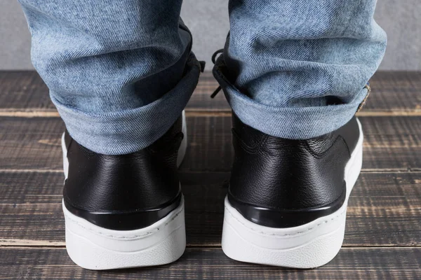 Ανδρικά Πόδια Μαύρα Δερμάτινα Παπούτσια Άσπρες Σόλες Πίσω Όψη Concept — Φωτογραφία Αρχείου