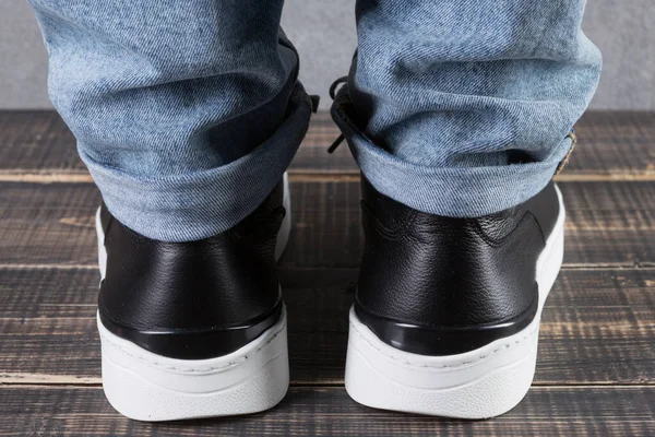 Pieds Masculins Cuir Noir Avec Semelles Blanches Vue Arrière Concept — Photo