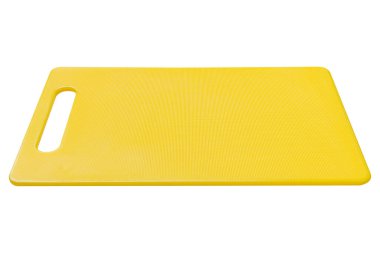 Plastik kesme tahtası yatay olarak uzanıyor, yeni tahta, beyaz arkaplanda izole edilmiş, izole