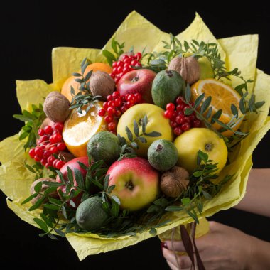 Sebze, meyve, böğürtlen ve fındık gibi sağlıklı yiyecek kavramlarından oluşan bir buket şeklinde gastronomik bir set tutuyorlar.