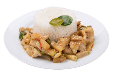 Tavada pişmiş sebzeli pilav, diyet yemeği, beyaz arka planda.