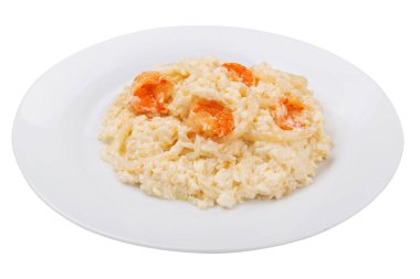 Tabakta deniz mahsullü risotto, beyaz arka planda İtalyan yemeği.