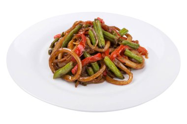 Tavada sebze salatası, tabakta Asya yemeği, beyaz arka planda.