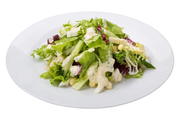 Salada Vegetal Fresca Vertida Com Molho Uma Chapa Fundo Branco — Fotografia de Stock