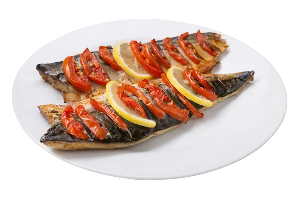 Ryby Pieczone Pomidorami Ozdobione Cytryną Talerzu Białym Tle — Zdjęcie stockowe