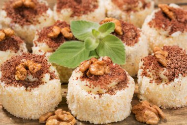 Tahta masaya dizilmiş bir sürü pasta, cevizli tatlı, yakın plan.