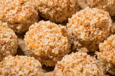 Tahta masaya dizilmiş bir sürü pasta, yakın plan lezzetli bir tatlı.