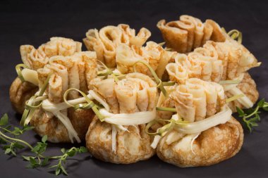 Siyah kaplamalı gözlemeler, güzel bir sunum.