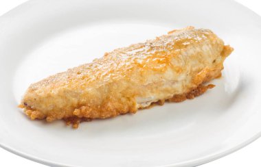 Kızarmış balık, tabakta balık, beyaz arka plan, izole edilmiş