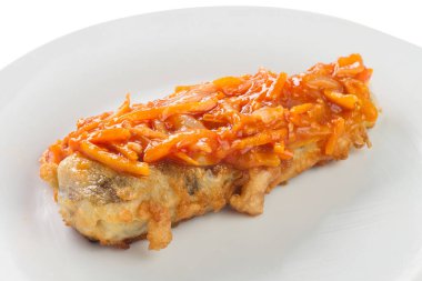 Haşlanmış havuç ve soğanlı kızarmış balık, izole edilmiş.