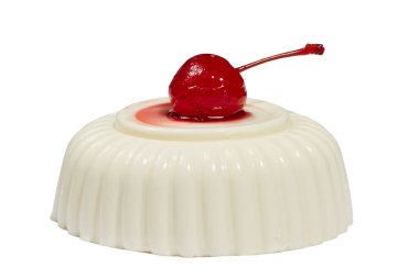 Karahindiba pannacotta şerbetli tatlı vişnelerle süslenmiş, beyaz arka planda, izole edilmiş