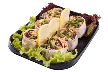 Plastik bir tabakta somonlu Tayland dürümü, beyaz arka planda, izole edilmiş.