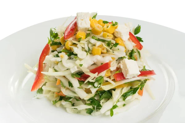 Salada Repolho Branco Com Pimentão Doce Milho Queijo Prato Branco — Fotografia de Stock