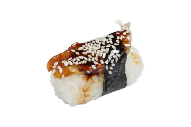 Suşi nigiri, pirinç kolası ve füme yılan balığı üzerine serpiştirilmiş susam tohumları serpiştirilmiş, beyaz arka planda izole edilmiş.
