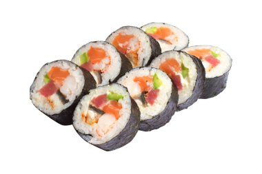 Beyaz arka planda rulo, suşi izole edilmiş pirinç, balık, avokado, balık yumurtası, Japon yemeği.