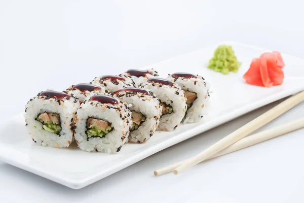 Sushi Lub Rolki Długim Talerzu Drewniane Patyczki Czerwony Imbir Wasabi — Zdjęcie stockowe