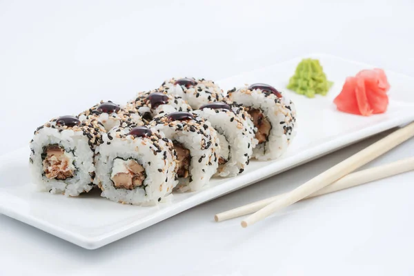 Sushi Rotoli Assortimento Piatto Lungo Bastoncini Legno Zenzero Rosso Wasabi — Foto Stock