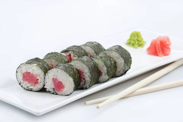 Sushi Vagy Tonhalas Tekercs Hosszú Tányéron Pálcika Vörös Gyömbér Wasabi — Stock Fotó