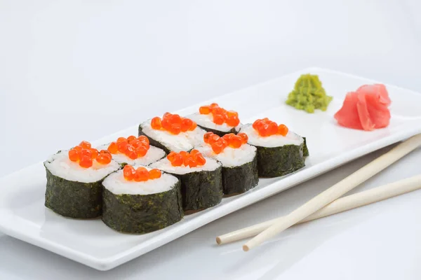 Sushi Rolos Prato Longo Paus Madeira Gengibre Vermelho Wasabi Sobre — Fotografia de Stock