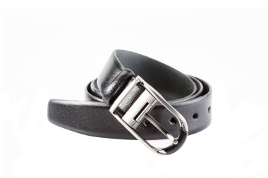 Metal tokalı, beyaz arka planda bükülmüş, izole edilmiş deri kemerli erkek.