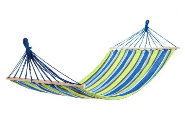 Halatlara asılı doğal kumaştan yapılmış çok renkli bir hamak. Beyaz arka plan izole edilmiş.