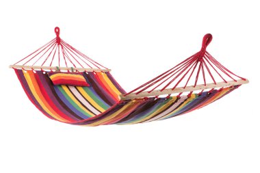 Halatlara asılı doğal kumaştan yapılmış çok renkli bir hamak. Beyaz arka plan izole edilmiş.