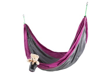 İpek kumaştan yapılmış gri hamak, çizgili ve asılı, boş hamak, oyuncak ayı cebinde, beyaz arka planda, izole edilmiş