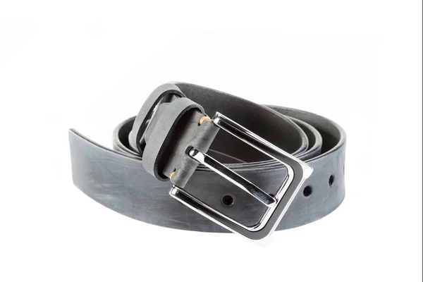 Cinturón Cuero Masculino Con Hebilla Metal Retorcido Sobre Fondo Blanco —  Fotos de Stock