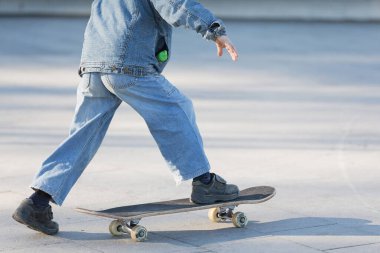 Mutlu çocuklar temiz havada kaykay yapıyor, sağlıklı bir yaşam tarzı, yakın plan.