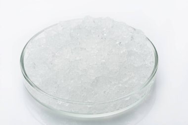 Camda hidro-jel, sudan şişmiş jöle gibi beyaz bir yüzey, yakın plan.