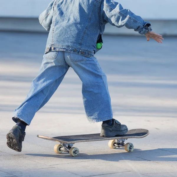 Szczęśliwy Skateboarding Dla Dzieci Świeżym Powietrzu Zdrowy Styl Życia Zbliżenie — Zdjęcie stockowe