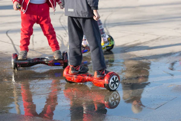 Niños Felices Montan Giboard Eléctrico Aire Libre Gadget Moda —  Fotos de Stock