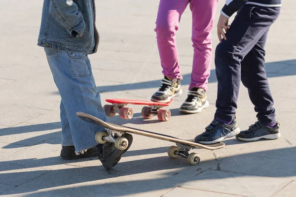 Blije Kinderen Skateboarden Frisse Lucht Gezonde Levensstijl Close — Stockfoto