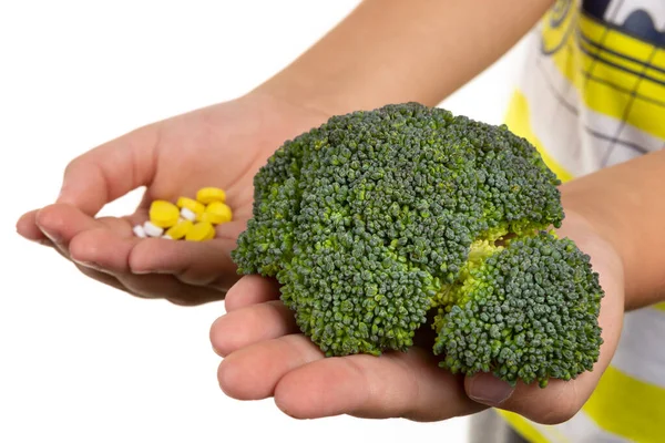 Dua Anak Tangan Memegang Brokoli Dan Pil Menawarkan Pilihan Konsep — Stok Foto