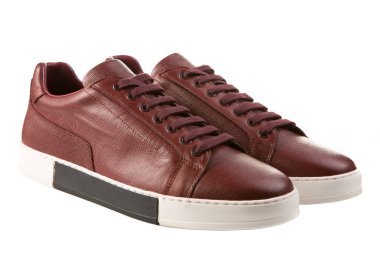 Beyaz lastik tabanlı kahverengi deri erkek ayakkabıları, beyaz arka planda bir çift moda ayakkabısı.