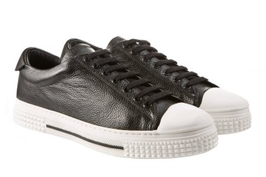 Beyaz lastik tabanlı siyah deri erkek ayakkabıları, beyaz arka planda bir çift moda ayakkabısı.